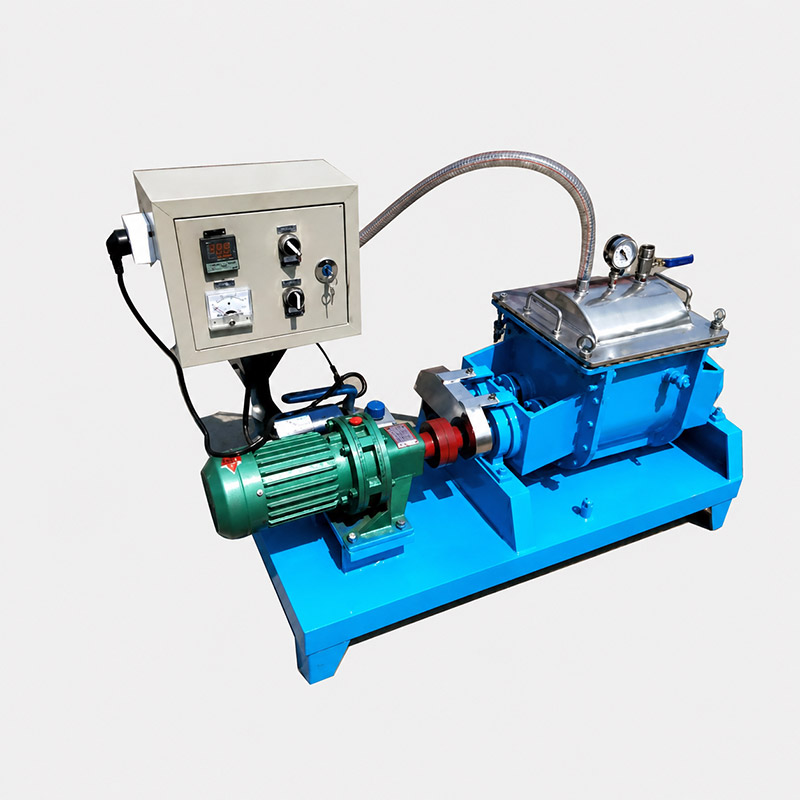 Vacuum kneading machine