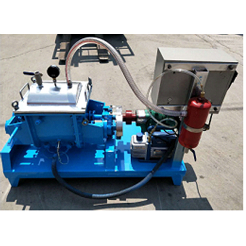Vacuum kneading machine